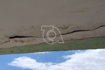 Intervención de los bomberos en Clavellinas ante la caída de cascotes del balcón de una vivienda de varias plantas (Foto TA)